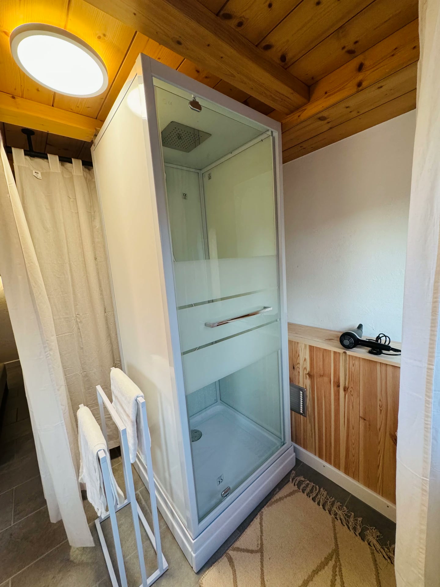 Chalet-Style Studio Room West Town B17 — photo 5